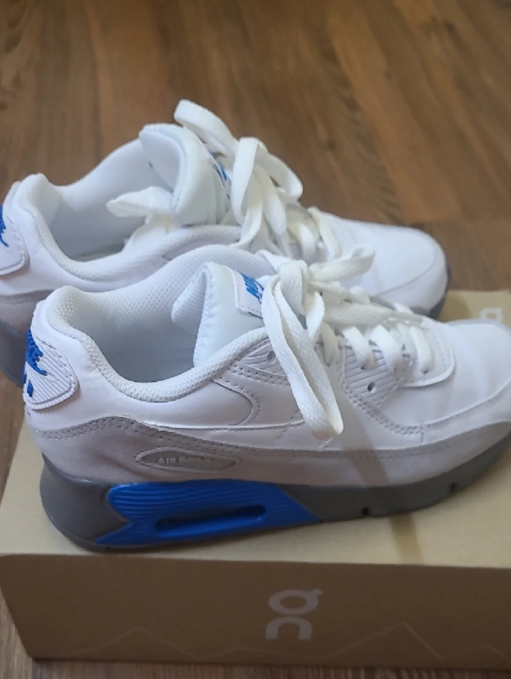 Nike Kids White and Blue Low-Top Sneakers‎
